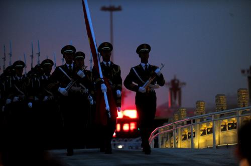 4月9日下午6時(shí)40分,國旗護(hù)衛(wèi)隊(duì)在天安門前完成降旗儀式。堅(jiān)守在北京天安門的國旗護(hù)衛(wèi)隊(duì)是一支光榮而神圣的部隊(duì),他們肩負(fù)著天安門廣場國旗升旗和降旗任務(wù),每天在太陽升起的時(shí)候,他們將五星紅旗在天安門前升起,太陽落下時(shí),將五星紅旗收回保存,365天從不間斷。1991年,隨著天安門廣場升降國旗儀式的改革,原來的國旗班改編為國旗護(hù)衛(wèi)隊(duì),由36名武警官兵組成,其中擎旗手1名,護(hù)旗手2名,帶隊(duì)警官1名,護(hù)衛(wèi)隊(duì)員32名。20年來,國旗護(hù)衛(wèi)隊(duì)承載著祖國賦予的神圣使命,他們是每天比太陽起得更早的人,是萬眾矚目的焦點(diǎn)。新華社記者 王雷 攝