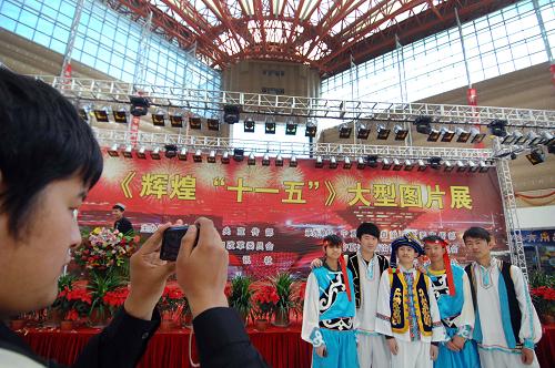 4月11日,一些少數(shù)民族學(xué)生在《輝煌“十一五”》大型圖片展現(xiàn)場合影留念。當(dāng)日,《輝煌“十一五”》大型圖片展寧夏站巡展在寧夏親水體育館開幕。眾多市民前來參觀。展覽以600多幅照片和圖表,從經(jīng)濟(jì)、政治、科技、文化等多個方面,全面展示了“十一五”時期我國發(fā)展歷程中的難忘瞬間。新華社記者 彭昭之 攝