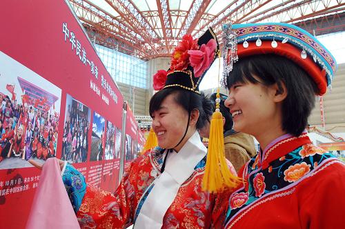 4月11日,兩名少數(shù)民族學(xué)生在參觀《輝煌“十一五”》大型圖片展。當(dāng)日,《輝煌“十一五”》大型圖片展寧夏站巡展在寧夏親水體育館開幕。眾多市民前來參觀。展覽以600多幅照片和圖表,從經(jīng)濟(jì)、政治、科技、文化等多個方面,全面展示了“十一五”時期我國發(fā)展歷程中的難忘瞬間。新華社記者 彭昭之 攝