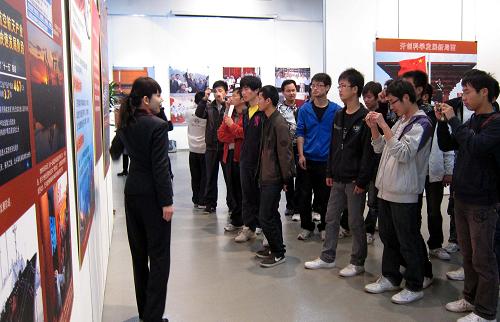 4月12日,高校學(xué)生在參觀展覽。當(dāng)日,輝煌“十一五”大型圖片展在山東省博物館開展。展覽以600多幅照片和圖表,從經(jīng)濟(jì)、政治、科技、文化等多個(gè)方面,全面展示了“十一五”時(shí)期我國(guó)發(fā)展歷程中的難忘瞬間。新華社記者 朱崢 攝