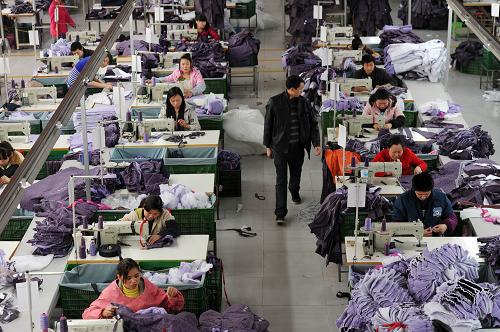 4月11日,工人在萬州區(qū)服裝產(chǎn)業(yè)園內(nèi)工作。重慶市萬州區(qū)在2011年將發(fā)展3000家微型企業(yè),這些微型企業(yè)將解決上萬名三峽庫區(qū)移民的就業(yè)問題。重慶市萬州區(qū)工商分局首創(chuàng)“微型企業(yè)+產(chǎn)業(yè)轉(zhuǎn)移+職業(yè)培訓(xùn)+創(chuàng)業(yè)就業(yè)”的發(fā)展模式,提高企業(yè)創(chuàng)辦初期的存活率,促進(jìn)第三產(chǎn)業(yè)協(xié)調(diào)穩(wěn)健發(fā)展。新華社記者 陳誠 攝