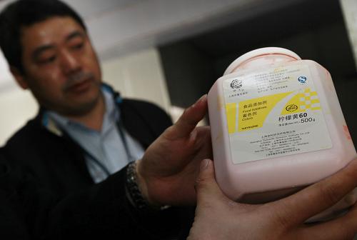 4月12日,執(zhí)法人員正在展示用于給饅頭染色的著色劑——檸檬黃。“用色素化妝的饅頭,居然能夠堂而皇之?dāng)[上大超市的貨架”,“‘健美’豬肉、‘回爐’板鴨、‘染色’饅頭,還有多少問(wèn)題食品隱藏在我們身邊”……上海多家超市銷售違法使用色素的饅頭產(chǎn)品被媒體曝光后,迅速引起公眾的質(zhì)疑。食品安全領(lǐng)域?yàn)楹晤l頻拉響警報(bào),企業(yè)的道德底線和政府的監(jiān)管力度都成為拷問(wèn)的對(duì)象。新華社記者 裴鑫 攝