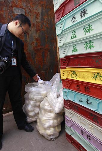 部分從超市回收的饅頭堆在倉(cāng)庫(kù)一角,原先這些饅頭將被再加工后重返市場(chǎng)(4月12日攝)。“用色素化妝的饅頭,居然能夠堂而皇之?dāng)[上大超市的貨架”,“‘健美’豬肉、‘回爐’板鴨、‘染色’饅頭,還有多少問(wèn)題食品隱藏在我們身邊”……上海多家超市銷售違法使用色素的饅頭產(chǎn)品被媒體曝光后,迅速引起公眾的質(zhì)疑。食品安全領(lǐng)域?yàn)楹晤l頻拉響警報(bào),企業(yè)的道德底線和政府的監(jiān)管力度都成為拷問(wèn)的對(duì)象。新華社記者 裴鑫 攝