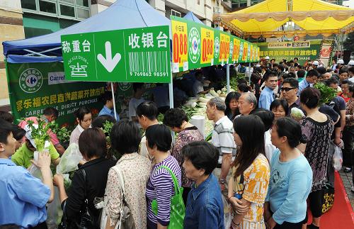4月13日,深圳市民在“開(kāi)放市場(chǎng)”購(gòu)買農(nóng)民直供的低價(jià)蔬果。當(dāng)日,深圳家樂(lè)福超市舉行農(nóng)民直供蔬菜開(kāi)放市場(chǎng)活動(dòng),來(lái)自惠州市、阜陽(yáng)市等地多家農(nóng)民合作社的10余噸直采蔬果現(xiàn)場(chǎng)售賣,價(jià)格較之周邊其他市場(chǎng)便宜10%到30%,受到深圳市民的歡迎。新華社記者 梁旭 攝