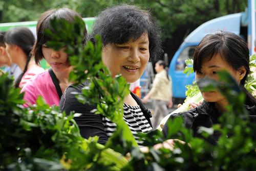 4月13日,深圳市民在“開(kāi)放市場(chǎng)”購(gòu)買農(nóng)民直供的低價(jià)蔬果。當(dāng)日,深圳家樂(lè)福超市舉行農(nóng)民直供蔬菜開(kāi)放市場(chǎng)活動(dòng),來(lái)自惠州市、阜陽(yáng)市等地多家農(nóng)民合作社的10余噸直采蔬果現(xiàn)場(chǎng)售賣,價(jià)格較之周邊其他市場(chǎng)便宜10%到30%,受到深圳市民的歡迎。新華社記者 梁旭 攝