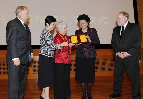 4月12日,正在美國訪問的中國國務(wù)委員劉延?xùn)|(右二)向美國飛虎隊飛行員格倫·本尼達的夫人埃莉諾·本尼達(左三)頒發(fā)“人民友好使者”證書。當(dāng)天,中國人民對外友好協(xié)會在中國駐美國大使館內(nèi)舉辦了紀錄片《飛虎情緣》首映式?!讹w虎情緣》由中國人民對外友好協(xié)會和中國友好和平發(fā)展基金會聯(lián)合監(jiān)制,真實生動地記錄了美國飛虎隊飛行員格倫·本尼達與中國人民“60天情,60年緣”的感人經(jīng)歷。新華社記者 張軍 攝