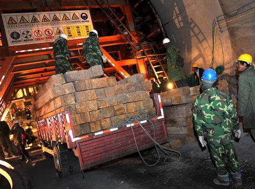 4月21日,救援人員向坍塌隧道內(nèi)運(yùn)送救援物資。據(jù)甘肅山丹小平羌口隧道口坍塌事故救援指揮部消息,武警甘肅消防總隊(duì)20日下午進(jìn)行的第一次生命儀探測表明,隧道坍塌體內(nèi)已無生命跡象。4月20日凌晨4時(shí),蘭新鐵路第二雙線山丹軍馬場境內(nèi)小平羌口隧道口發(fā)生坍塌事故,12名現(xiàn)場作業(yè)人員失蹤。目前救援人員仍在加緊克服困難實(shí)施救援作業(yè)。新華社記者 聶建江 攝