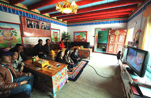 4月20日,落秋鄉(xiāng)澤馬塘村牧民向巴降澤家的客人在他家寬敞的客廳收看康巴衛(wèi)視藏語節(jié)目。四月春至,剛剛經(jīng)歷了4月10日5.3級地震的四川省爐霍縣落秋鄉(xiāng)澤馬塘牧民定居點,藏式房屋未受到明顯破壞,村民們情緒平穩(wěn),生活安定有序。近年,當?shù)赝度氪罅抠Y金實施建設(shè)康巴藏區(qū)牧民定居點工程,已建成的澤馬塘牧民新村,采用藏族傳統(tǒng)“崩康”井干式全木建筑,8度抗震設(shè)防,安全、保暖、舒適、美觀,遷入這里定居的88戶藏族牧民,過上現(xiàn)代文明、安居樂業(yè)的定居生活。新華社記者 陳海寧 攝