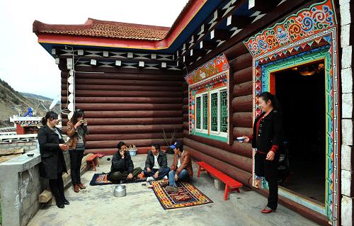 4月20日,客人在落秋鄉(xiāng)澤馬塘村牧民向巴降澤家屋外的平臺上喝茶聊天 (4月20日攝)。四月春至,剛剛經(jīng)歷了4月10日5.3級地震的四川省爐霍縣落秋鄉(xiāng)澤馬塘牧民定居點,藏式房屋未受到明顯破壞,村民們情緒平穩(wěn),生活安定有序。近年,當?shù)赝度氪罅抠Y金實施建設(shè)康巴藏區(qū)牧民定居點工程,已建成的澤馬塘牧民新村,采用藏族傳統(tǒng)“崩康”井干式全木建筑,8度抗震設(shè)防,安全、保暖、舒適、美觀,遷入這里定居的88戶藏族牧民,過上現(xiàn)代文明、安居樂業(yè)的定居生活。新華社記者 陳海寧 攝