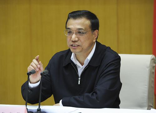 4月21日,中共中央政治局常委、國(guó)務(wù)院副總理、國(guó)務(wù)院食品安全委員會(huì)主任李克強(qiáng)出席全國(guó)嚴(yán)厲打擊非法添加和濫用食品添加劑專(zhuān)項(xiàng)工作電視電話會(huì)議并講話。新華社記者 饒愛(ài)民 攝