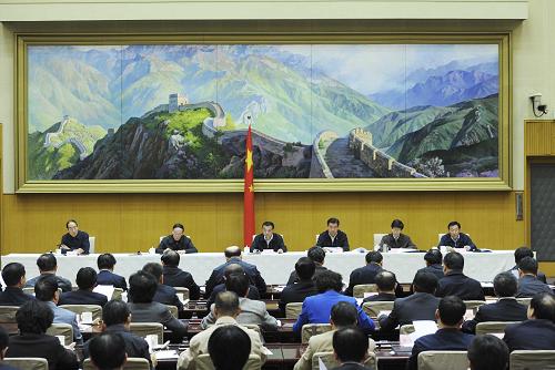 4月21日,中共中央政治局常委、國(guó)務(wù)院副總理、國(guó)務(wù)院食品安全委員會(huì)主任李克強(qiáng)出席全國(guó)嚴(yán)厲打擊非法添加和濫用食品添加劑專(zhuān)項(xiàng)工作電視電話會(huì)議并講話。新華社記者 饒愛(ài)民 攝