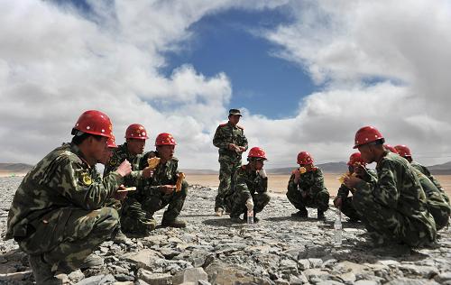 在新藏公路新疆段高原凍土層施工的武警戰(zhàn)士在工地上吃飯(5月2日攝)。在翻越新疆奇臺達(dá)坂后,新藏公路(國道G219)進(jìn)入新疆段海拔最高的部分,平均海拔接近5000米。武警交通二總隊(duì)第八支隊(duì)的官兵們將在此擔(dān)負(fù)起新藏公路新疆段第七標(biāo)段的建設(shè)任務(wù)。這里高寒缺氧,年平均氣溫在零下5度左右;另外,超過120公里地質(zhì)結(jié)構(gòu)復(fù)雜的高原凍土層,以及年平均超過100天的大風(fēng)天氣,增加了施工的難度。新華社記者 江文耀 攝