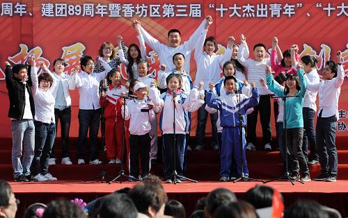 4月28日,大學(xué)生志愿者和孩子們參加哈爾濱香坊區(qū)紀(jì)念“五四”運(yùn)動(dòng)92周年文藝演出。東北林業(yè)大學(xué)啟明星愛心志愿者協(xié)會(huì),是一個(gè)關(guān)愛和幫助農(nóng)民工子女的志愿者社團(tuán)。3年來,大學(xué)生志愿者們堅(jiān)持在每周末以及寒暑假,為農(nóng)民工子女和城市貧困家庭的孩子義務(wù)輔導(dǎo)功課,開設(shè)了基礎(chǔ)、特色、特長(zhǎng)以及藝術(shù)演出4大類10余門課程,逐漸形成了以社團(tuán)搭建公益教育平臺(tái),以平臺(tái)匯聚愛心力量,以整合各界資源合力幫助孩子的幫扶模式。截至目前,協(xié)會(huì)先后組織近500名志愿者參與,輔導(dǎo)了200余名農(nóng)民工子女,并吸引更多社團(tuán)和志愿者參與到幫助孩子的活動(dòng)中。新華社記者 王建威 攝