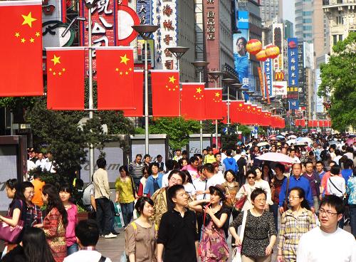 5月1日,游客在上海城隍廟購物觀光。五一期間,上海商業(yè)日均銷售達(dá)到11.67億元,創(chuàng)下1999年實(shí)行節(jié)日統(tǒng)計(jì)制度以來歷史新高。據(jù)統(tǒng)計(jì),4月30日到5月2日,上海4000多家商業(yè)網(wǎng)點(diǎn)共實(shí)現(xiàn)營業(yè)收入約35億元,同比增長20.3%。新華社發(fā)(嚴(yán)大明 攝)