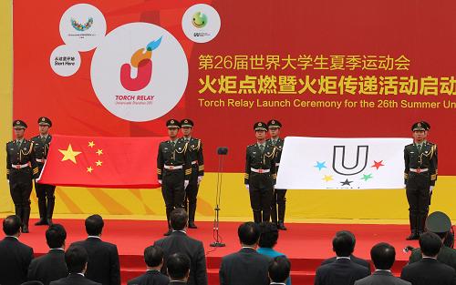5月4日,儀仗隊在展示中華人民共和國國旗和世界大學(xué)生運動聯(lián)合會會旗。當日,深圳第26屆世界大學(xué)生夏季運動會火炬點燃暨火炬?zhèn)鬟f活動啟動儀式在北京大學(xué)舉行。新華社記者 丁林 攝