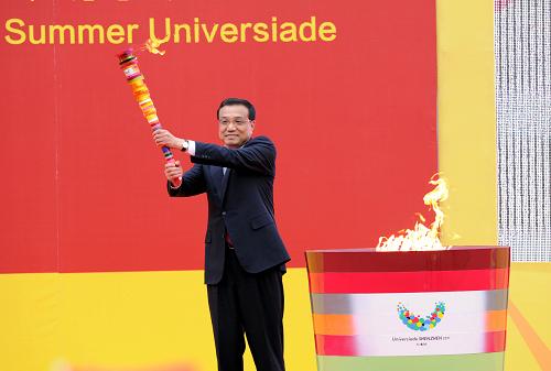 5月4日,深圳第26屆世界大學(xué)生夏季運動會火炬點燃暨火炬?zhèn)鬟f活動啟動儀式在北京大學(xué)舉行。這是中共中央政治局常委、國務(wù)院副總理李克強在儀式上點燃主火炬。 新華社記者 王曄 攝