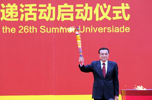 5月4日,深圳第26屆世界大學(xué)生夏季運動會火炬點燃暨火炬?zhèn)鬟f活動啟動儀式在北京大學(xué)舉行。這是中共中央政治局常委、國務(wù)院副總理李克強在儀式上點燃主火炬。 新華社記者 王曄 攝