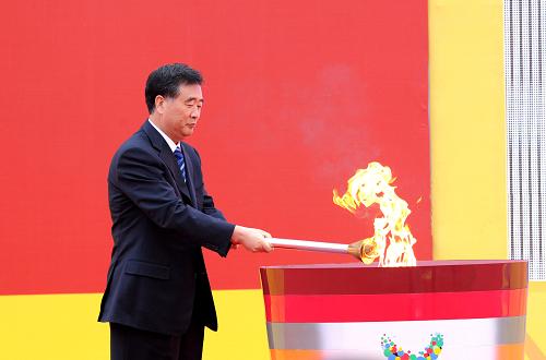 5月4日,深圳第26屆世界大學(xué)生夏季運動會火炬點燃暨火炬?zhèn)鬟f活動啟動儀式在北京大學(xué)舉行。這是中共中央政治局委員、廣東省委書記汪洋在儀式上點燃主火盆。 新華社記者 王曄 攝