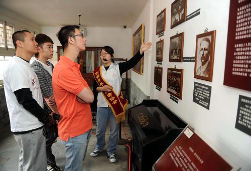 5月4日,來(lái)自北京師范大學(xué)的志愿者唐佳宇(右一)在位于北京西城區(qū)的李大釗故居給游客進(jìn)行義務(wù)講解。當(dāng)日,“首都大學(xué)生城市發(fā)展服務(wù)計(jì)劃”首批示范服務(wù)項(xiàng)目授牌儀式在李大釗故居舉行。據(jù)悉,北京市團(tuán)組織正在大力推進(jìn)實(shí)施首都大學(xué)生城市發(fā)展服務(wù)計(jì)劃,服務(wù)計(jì)劃包括骨干交流、政策宣講、知識(shí)科普、志愿服務(wù)、社會(huì)調(diào)查等10類(lèi)項(xiàng)目。目前,已有近80所高校參與這項(xiàng)計(jì)劃。新華社記者 羅曉光 攝