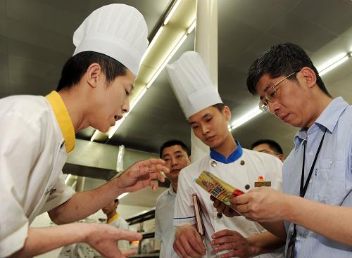 5月11日,重慶市食品藥品監(jiān)督管理局執(zhí)法人員在鑫緣漁港的廚房查看食品添加劑的使用情況。當(dāng)日,重慶市食品藥品監(jiān)督管理局對(duì)南岸區(qū)部分餐飲企業(yè)進(jìn)行突擊檢查,重點(diǎn)是食品中的添加劑和生產(chǎn)的各個(gè)環(huán)節(jié)衛(wèi)生情況,拉開(kāi)了重慶開(kāi)展食品藥品安全“百日大整頓”行動(dòng)的序幕。據(jù)悉,接下來(lái)全市將會(huì)對(duì)餐飲企業(yè)進(jìn)行拉網(wǎng)式檢查,一經(jīng)查實(shí)違規(guī)使用添加劑將會(huì)嚴(yán)懲。新華社記者 陳誠(chéng) 攝