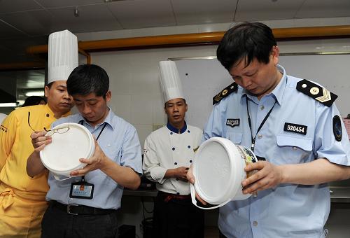 5月11日,重慶市食品藥品監(jiān)督管理局執(zhí)法人員在喜來(lái)登酒店廚房進(jìn)行突擊檢查。當(dāng)日,重慶市食品藥品監(jiān)督管理局對(duì)南岸區(qū)部分餐飲企業(yè)進(jìn)行突擊檢查,重點(diǎn)是食品中的添加劑和生產(chǎn)的各個(gè)環(huán)節(jié)衛(wèi)生情況,拉開(kāi)了重慶開(kāi)展食品藥品安全“百日大整頓”行動(dòng)的序幕。據(jù)悉,接下來(lái)全市將會(huì)對(duì)餐飲企業(yè)進(jìn)行拉網(wǎng)式檢查,一經(jīng)查實(shí)違規(guī)使用添加劑將會(huì)嚴(yán)懲。新華社記者 陳誠(chéng) 攝
