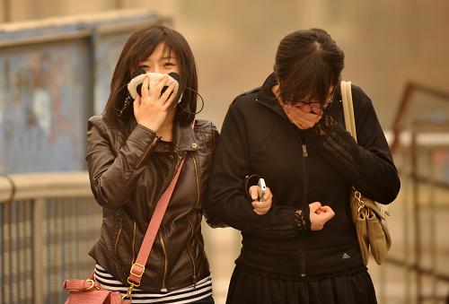 5月12日,哈爾濱市兩位市民捂著口鼻在路上行走。當(dāng)日,黑龍江省氣象臺發(fā)布浮塵天氣預(yù)報(bào),大慶、綏化南部、哈爾濱西部等地區(qū)將發(fā)生揚(yáng)沙或浮塵天氣,給市民出行和城市交通帶來一定影響。新華社記者 王建威 攝