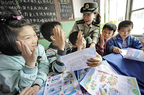 5月12日,黑沿子邊防派出所的民警王菲在給小學生講解有關防災減災的知識。當日是第三個全國防災減災日,河北唐山市黒沿子邊防派出所的民警來到轄區(qū)黑西小學,開展“遇到災難,我們不恐慌”宣傳教育活動,向小學生們講解防災減災知識和急救常識,引導小學生們遇到突發(fā)災難不恐懼、不慌亂,正確開展防災自救行動。新華社記者 楊世堯 攝