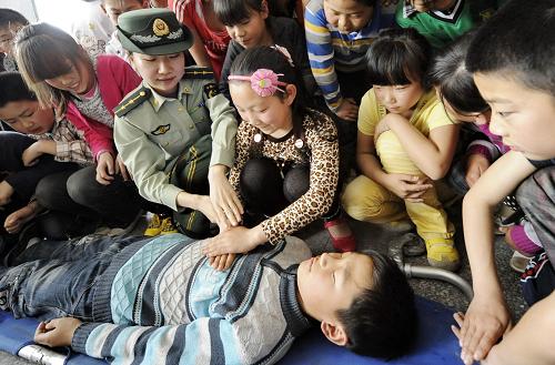 5月12日,黑沿子邊防派出所的民警在給小學生講解心肺復蘇知識。當日是第三個全國防災減災日,河北唐山市黒沿子邊防派出所的民警來到轄區(qū)黑西小學,開展“遇到災難,我們不恐慌”宣傳教育活動,向小學生們講解防災減災知識和急救常識,引導小學生們遇到突發(fā)災難不恐懼、不慌亂,正確開展防災自救行動。新華社記者 楊世堯 攝