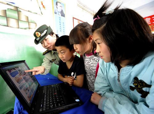 5月12日,黑沿子邊防派出所的民警王菲(左一)在給小學生講解有關防災減災的知識。當日是第三個全國防災減災日,河北唐山市黒沿子邊防派出所的民警來到轄區(qū)黑西小學,開展“遇到災難,我們不恐慌”宣傳教育活動,向小學生們講解防災減災知識和急救常識,引導小學生們遇到突發(fā)災難不恐懼、不慌亂,正確開展防災自救行動。新華社記者 楊世堯 攝