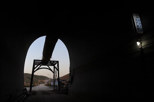 5月12日在河南省林州市姚村拍攝的太行山隧道工程出口。山西中南部鐵路通道控制性工程——太行山隧道目前正在進(jìn)行分段施工。該隧道從山西平順縣穿越太行山脈,到達(dá)河南省林州市姚村,全長18.125公里。山西中南部鐵路通道西起山西瓦塘站,途經(jīng)晉魯豫三省12市,終點(diǎn)為山東省日照市,全長1260公里,預(yù)計(jì)2014年竣工。這條萬噸重載鐵路建成后可極大緩解煤炭能源鐵路運(yùn)輸?shù)膲毫?,保障國家能源需求。新華社記者 趙鵬 攝