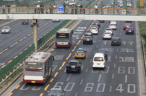 5月24日,兩輛公交車行駛在北京京通快速路公交專用道上。當(dāng)日,北京城東部主要交通干線之一的京通快速路公交專用道正式啟用,進(jìn)出京雙向全長分別為8.6公里和8.8公里。在京通快速路上運(yùn)營的18條線路的公交車增加高峰單班運(yùn)力,以緩解京通快速路、軌道交通八通線早晚高峰期的交通壓力。此次公交專用道的開通將使八里橋至四惠東原20分鐘的公交乘車時(shí)間縮短至8到10分鐘,同時(shí)使八通線的滿載率將由原有的135%降至114%。 新華社發(fā)