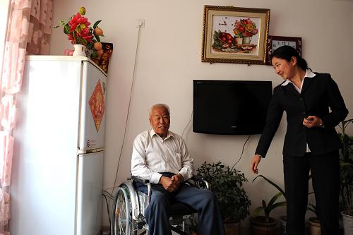 5月24日,居住在鄂爾多斯市東勝區(qū)奧林花園保障房的67歲老人齊貴山(左)與物業(yè)管理人員交談。內(nèi)蒙古自治區(qū)鄂爾多斯市加快保障性住房建設(shè),累計投入資金134億元,建成各類保障性住房682萬平方米,初步解決了75800余戶低收入家庭的住房難題。未來5年,鄂爾多斯市將繼續(xù)以“住有所居、居有所樂”為目標(biāo),規(guī)劃投資210億元用于針對低收入群體的廉租房、經(jīng)濟適用房、限價商品房、農(nóng)村危舊住房建設(shè),同時還將向符合條件的低收入家庭發(fā)放租賃補貼金,構(gòu)建多層次、全方位的城鄉(xiāng)居民基本住房保障體系。新華社記者 張領(lǐng) 攝
