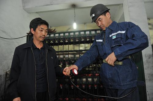 5月31日,一名救援人員領(lǐng)取礦燈,準(zhǔn)備下井進(jìn)行救援。 當(dāng)日,貴陽“5.29”煤礦透水事故救援工作仍緊張開展,經(jīng)初步估算,距離人員被困點(diǎn)有90米左右,隨著清淤工作的開展,救援人員已向前推進(jìn)10米。目前,救援人員已在透水礦內(nèi)安裝4臺水泵,他們輪班作業(yè)加速抽水。29日9時(shí)10分,貴陽市金陽新區(qū)朱昌鎮(zhèn)富宏煤礦發(fā)生透水事故,12人被困井下。新華社記者 歐東衢 攝