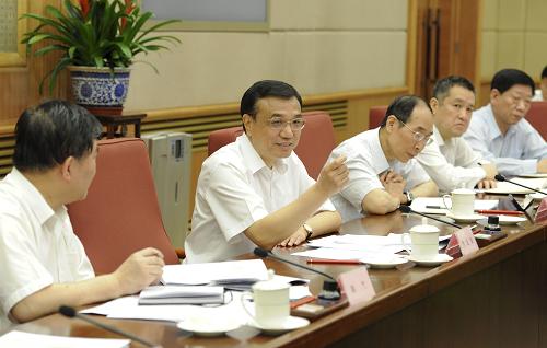 5月31日,中共中央政治局常委、國務(wù)院副總理、國務(wù)院深化醫(yī)藥衛(wèi)生體制改革領(lǐng)導(dǎo)小組組長(zhǎng)李克強(qiáng)主持召開國務(wù)院深化醫(yī)藥衛(wèi)生體制改革領(lǐng)導(dǎo)小組第九次全體會(huì)議。新華社記者 謝環(huán)馳 攝