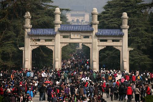 游客在南京中山陵參觀游覽(資料圖片,2011年3月12日攝)。從6月1日開始至20日,南京中山陵園管理局將對中山陵進行修繕、保養(yǎng)。維修期間,中山陵將從“天下為公”陵門開始封閉作業(yè),中山陵的博愛廣場和墓道仍將開放。新華社發(fā)(王新 攝)