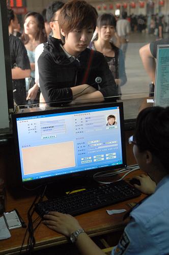 6月1日,杭州火車(chē)站鐵路警察在增設(shè)的窗口為旅客辦理臨時(shí)身份證明。當(dāng)日起,中國(guó)鐵路動(dòng)車(chē)組列車(chē)實(shí)行實(shí)名制管理。乘坐動(dòng)車(chē)組列車(chē)(包括“C”“D”“G”字頭車(chē)次的列車(chē))的旅客須憑本人有效身份證件購(gòu)買(mǎi)車(chē)票并進(jìn)站、乘車(chē)。新華社記者 黃宗治 攝