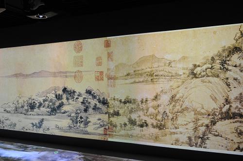這是6月1日拍攝的通過多媒體技術(shù)“合璧”后的《富春山居圖》“剩山圖”(右部)與“無用師卷”(左部)。當日,“山水合璧——黃公望與《富春山居圖》特展”開幕式在臺北故宮博物院舉行。分藏海峽兩岸的《富春山居圖》系元代著名畫家黃公望所作,清初被焚為兩斷,分別稱為《剩山圖》和《無用師卷》。這件書畫珍品360年后首次“合璧”展出成為兩岸關(guān)注熱點。新華社記者 韓傳號 攝
