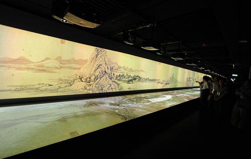 這是6月1日拍攝的通過多媒體技術(shù)“合璧”后的《富春山居圖》。當日,“山水合璧——黃公望與《富春山居圖》特展”開幕式在臺北故宮博物院舉行。分藏海峽兩岸的《富春山居圖》系元代著名畫家黃公望所作,清初被焚為兩斷,分別稱為《剩山圖》和《無用師卷》。這件書畫珍品360年后首次“合璧”展出成為兩岸關(guān)注熱點。新華社記者 韓傳號 攝