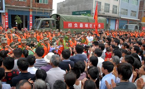 樂平市鎮(zhèn)橋鎮(zhèn)群眾為參加抗洪搶險的武警官兵送行(6月20日攝)。6月20日,江西樂平市鎮(zhèn)橋鎮(zhèn)數(shù)百名群眾自發(fā)走上街頭送別參加抗洪搶險的武警官兵。6月15日,武警南昌市支隊出動近500名官兵奔赴樂平市鎮(zhèn)橋鎮(zhèn)參加抗洪搶險,經(jīng)過4天時間的艱苦奮戰(zhàn),確保了樂安河聯(lián)圩大堤的安全,圓滿完成任務(wù)。新華社發(fā)(邵華 攝)
