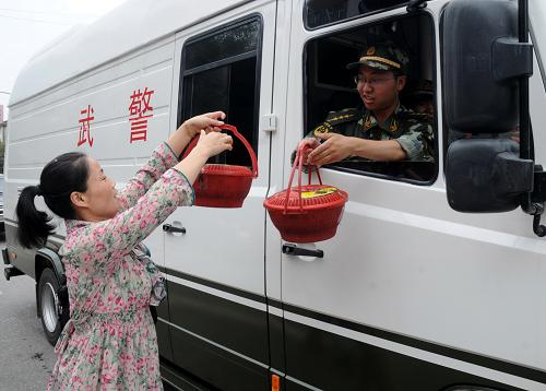 6月20日,樂平市群眾為武警官兵送行。6月20日,江西樂平市鎮(zhèn)橋鎮(zhèn)數(shù)百名群眾自發(fā)走上街頭送別參加抗洪搶險的武警官兵。6月15日,武警南昌市支隊出動近500名官兵奔赴樂平市鎮(zhèn)橋鎮(zhèn)參加抗洪搶險,經(jīng)過4天時間的艱苦奮戰(zhàn),確保了樂安河聯(lián)圩大堤的安全,圓滿完成任務(wù)。新華社發(fā)(謝析搏 攝)