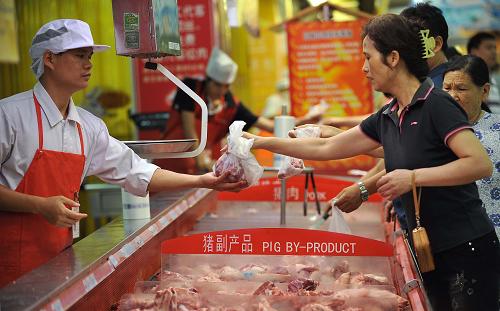 6月21日,市民在??谀炒笮统匈?gòu)買(mǎi)豬肉。端午節(jié)過(guò)后,隨著節(jié)日效應(yīng)的減弱,全國(guó)豬肉價(jià)格漲勢(shì)有所減緩,但近10天來(lái)漲速再度加快。監(jiān)測(cè)數(shù)據(jù)顯示,6月20日與6月11日相比,豬五花肉、豬后臀尖肉價(jià)格分別上漲4.4%、4.3%。分地區(qū)看,九成以上省區(qū)市豬肉價(jià)格出現(xiàn)上漲。與4月下旬相比,全國(guó)豬肉價(jià)格上漲近兩成。新華社記者 郭程 攝