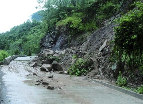 6月22日,強降雨引發(fā)的泥石流阻礙了國道210線四川省萬源市坪溪段。自6月20日以來,四川省萬源市遭遇持續(xù)強降雨,引發(fā)山洪,造成6個鄉(xiāng)鎮(zhèn)的農(nóng)房垮塌、交通受阻、電力中斷,農(nóng)作物絕收。目前,該地區(qū)降雨仍在繼續(xù),當?shù)匾丫o急疏散轉(zhuǎn)移2.2萬余人。新華社發(fā)(鄧良奎 攝)