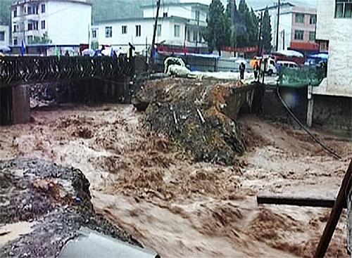 6月22日,強降雨引發(fā)的山洪沖毀了國道210線四川省萬源市太平鎮(zhèn)石崗段的一座橋梁。自6月20日以來,四川省萬源市遭遇持續(xù)強降雨,引發(fā)山洪,造成6個鄉(xiāng)鎮(zhèn)的農(nóng)房垮塌、交通受阻、電力中斷,農(nóng)作物絕收。目前,該地區(qū)降雨仍在繼續(xù),當?shù)匾丫o急疏散轉(zhuǎn)移2.2萬余人。新華社發(fā)(鄧良奎 攝)