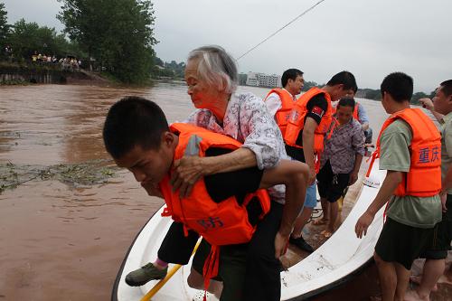 6月22日,在重慶市大足縣雍溪鎮(zhèn),消防官兵在轉(zhuǎn)移受困群眾。自6月21日起,重慶市大足縣出現(xiàn)強降雨天氣,造成該縣24個鎮(zhèn)街不同程度遭受洪澇災害。截至22日4時,受災人口已達14.2萬,因災受傷1人,無人員死亡。目前,當?shù)馗黜椌葹墓ぷ髡行蜻M行。新華社發(fā)(羅國家 攝)