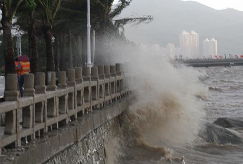 6月23日清晨,受熱帶風(fēng)暴“海馬”的影響,廣東省珠海市情侶中路一帶海邊出現(xiàn)大浪。據(jù)氣象部門預(yù)計,今年第4號熱帶風(fēng)暴“海馬”將于23日上午在廣東陽江到徐聞之間沿海地區(qū)登陸。新華社發(fā)(席湖 攝)