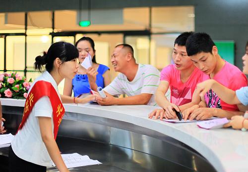 6月22日,深圳地鐵5號線(環(huán)中線)的客服中心工作人員為旅客解疑答惑。當(dāng)日,深圳地鐵5號線(環(huán)中線)正式開通運(yùn)營。該線全長40公里,共設(shè)車站27座,工程總投資約200.6億元。深圳地鐵5號線與綜合交通樞紐深圳北站實(shí)現(xiàn)無縫對接,配備了醫(yī)療救助、行包寄存中心、母嬰室等高標(biāo)準(zhǔn)的公眾服務(wù)設(shè)施。新華社發(fā)(楊小文 攝)