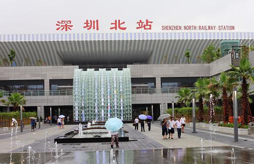 6月22日,隨著深圳地鐵5號線的開通,深圳北站,這座特大型綜合交通樞紐投入使用。當(dāng)日,深圳地鐵5號線(環(huán)中線)正式開通運(yùn)營。該線全長40公里,共設(shè)車站27座,工程總投資約200.6億元。深圳地鐵5號線與綜合交通樞紐深圳北站實(shí)現(xiàn)無縫對接,配備了醫(yī)療救助、行包寄存中心、母嬰室等高標(biāo)準(zhǔn)的公眾服務(wù)設(shè)施。新華社發(fā)(楊小文 攝)