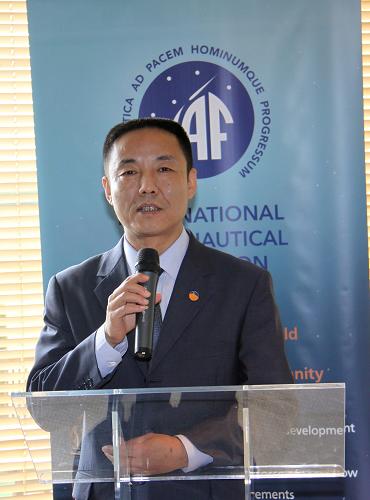 6月23日,中國載人航天辦公室科技計劃局副局長王東炬在法國巴黎舉行的國際宇航聯(lián)合會會旗轉(zhuǎn)交儀式上講話。中國載人航天工程代表團當(dāng)日在法國巴黎航展期間接受了國際宇航聯(lián)合會移交的300面會旗,這些會旗將搭載在計劃于下半年發(fā)射的“天宮一號”目標(biāo)飛行器上,并由明年執(zhí)行我國首次載人交會對接任務(wù)的中國航天員帶回地面。 新華社記者 舒適 攝
