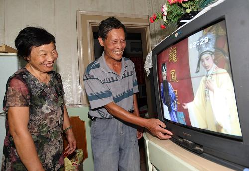 6月23日,浙江諸暨市江藻鎮(zhèn)墨城塢村村民壽旺培夫婦打開電視機看電視。當(dāng)日,浙江省諸暨市一支350余人的電力搶修突擊隊趕赴江藻鎮(zhèn)災(zāi)區(qū)搶修受損的電力設(shè)施。一天內(nèi)更換5只變壓器,1634只電表,使斷電一周的江藻鎮(zhèn)的受災(zāi)村莊用戶全部恢復(fù)了供電。受旱澇急轉(zhuǎn)、連續(xù)強降雨和錢塘江潮位頂托等多重疊加影響,浙江諸暨市近日遭遇洪水襲擊,供電設(shè)施受損,大批用戶停電。當(dāng)?shù)仉娏狙杆賳臃姥磻?yīng)急響應(yīng),派出電力搶修突擊隊全力搶修受損的電力設(shè)施,恢復(fù)供電。新華社發(fā)(郭斌 攝)