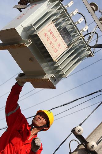 6月23日,電力搶修突擊隊在諸暨市江藻鎮(zhèn)墨城塢村更換配電變壓器。當(dāng)日,浙江省諸暨市一支350余人的電力搶修突擊隊趕赴江藻鎮(zhèn)災(zāi)區(qū)搶修受損的電力設(shè)施。一天內(nèi)更換5只變壓器,1634只電表,使斷電一周的江藻鎮(zhèn)的受災(zāi)村莊用戶全部恢復(fù)了供電。受旱澇急轉(zhuǎn)、連續(xù)強降雨和錢塘江潮位頂托等多重疊加影響,浙江諸暨市近日遭遇洪水襲擊,供電設(shè)施受損,大批用戶停電。當(dāng)?shù)仉娏狙杆賳臃姥磻?yīng)急響應(yīng),派出電力搶修突擊隊全力搶修受損的電力設(shè)施,恢復(fù)供電。新華社發(fā)(郭斌 攝)